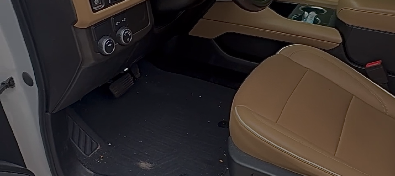 Tan leather interior thumbnail